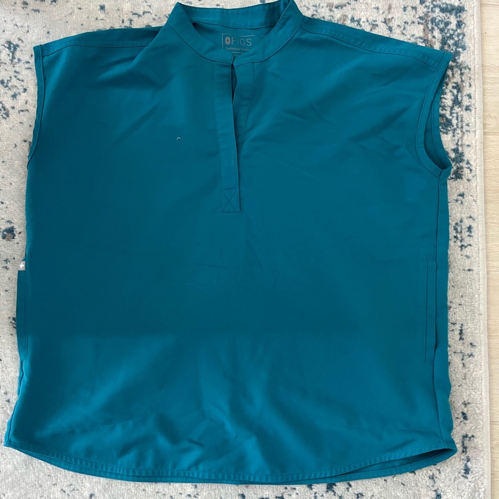 FIGS Rafaela scrub top + Zamora joggers